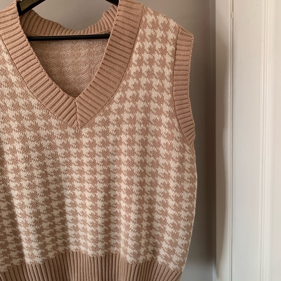 Neutral Sweater Vest PTP 23 1/2 Inches - Picture 2 of 4